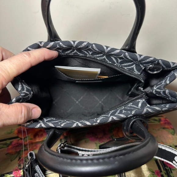 NWT Michael Kors Tote Bag. - Picture 4 of 6